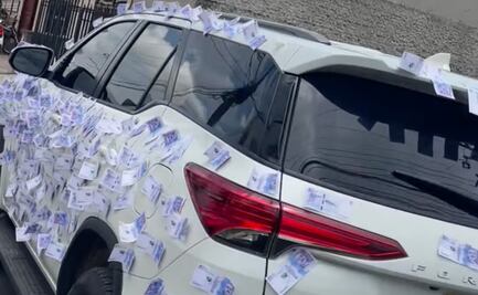 El carro millonario que suelta billetes a su paso