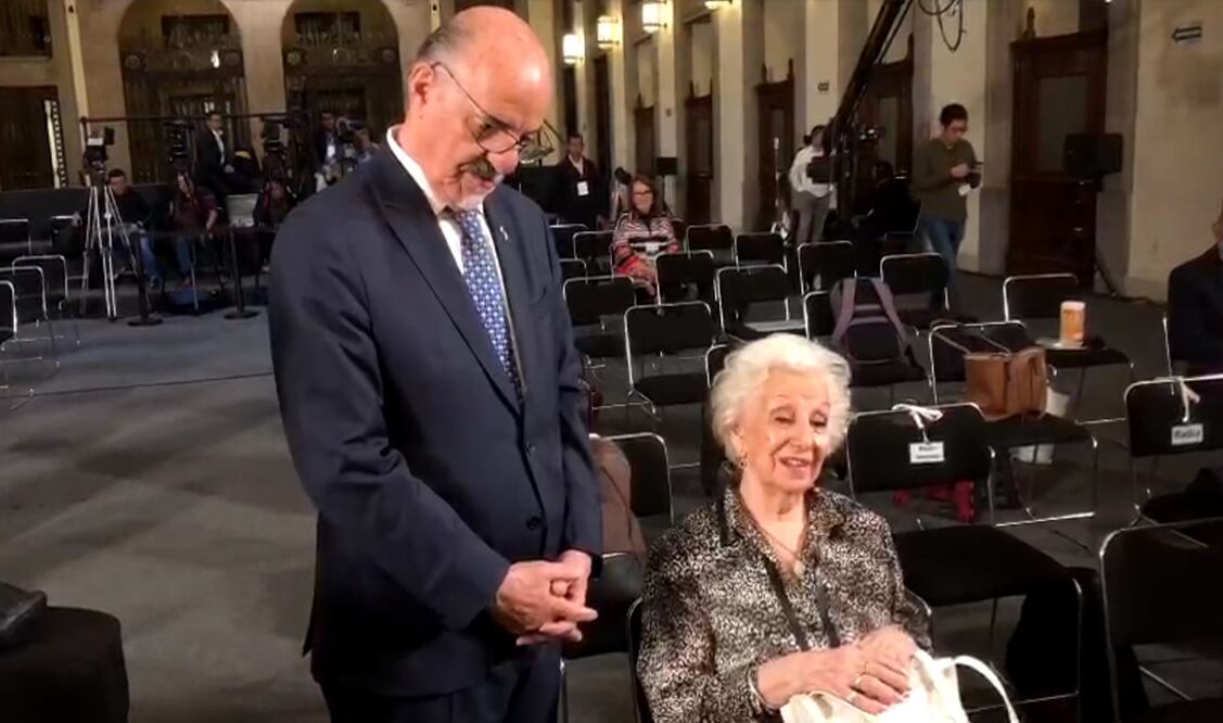 Estela de Carlotto llegó acompañada del embajador de Argentina en México, Carlos Alfonso Tomada. Foto: Alberto Morales