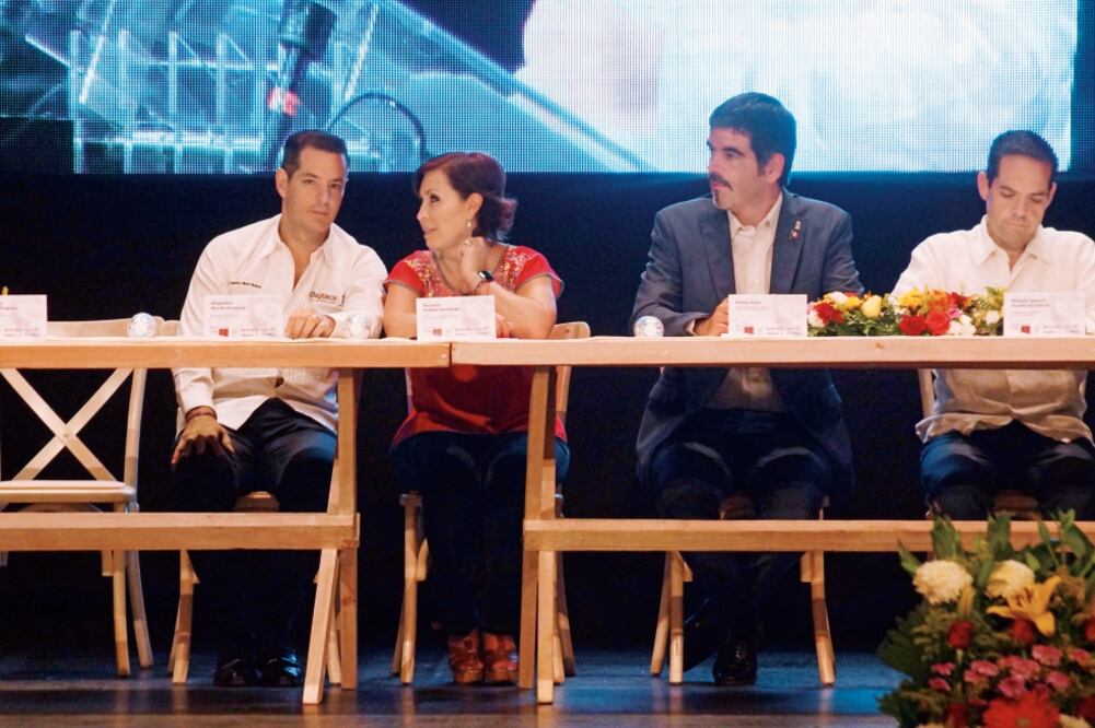 Alejandro Murat, gobernador de Oaxaca, y Rosario Robles, titular de la Sedatu, participaron en el encuentro sobre movilidad. (EDWIN HERNÁNDEZ. EL UNIVERSAL)