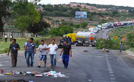 Mantienen docentes bloqueos en carreteras de Oaxaca