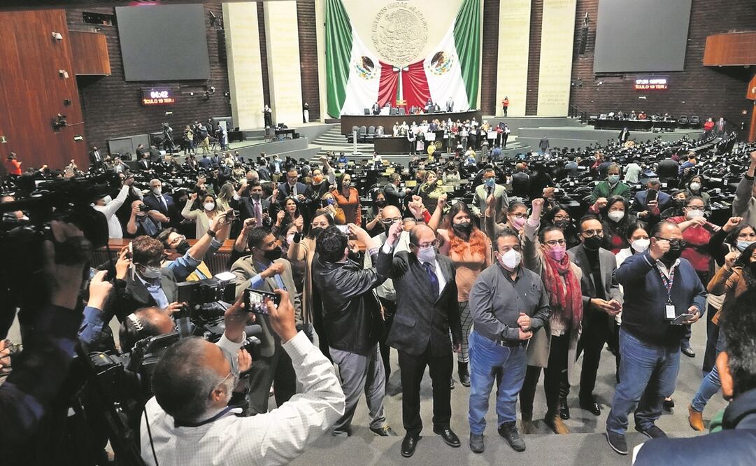 En la Cámara de Diputados, un grupo de comunicadores dio la espalda al pleno en señal de protesta por los recientes asesinatos de compañeros. Foto: Archivo/ EL UNIVERSAL