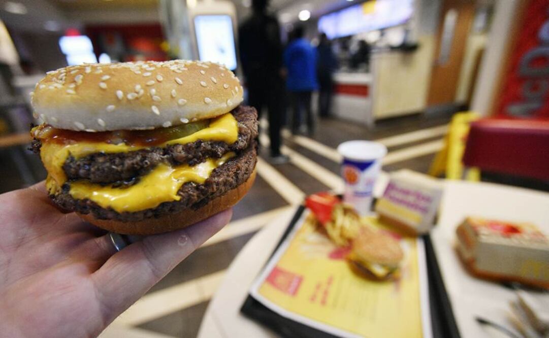 Una hamburguesa Cuarto de Libra Doble con carne fresca, en Atlanta. (AP Foto/Mike Stewart)