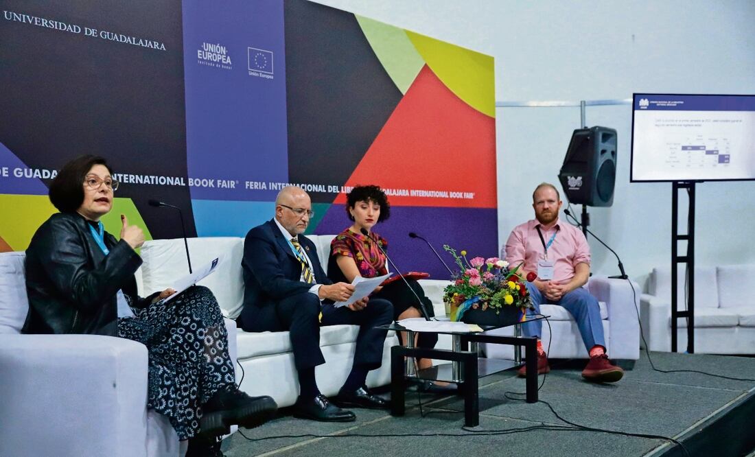 Hugo Setzer (al centro), presidente de la Cámara Nacional de la Industria Editorial Mexicana (Caniem), presentó los Indicadores del sector editorial privado en México 2022-2023. Foto: Fernanda Rojas / EL UNIVERSAL