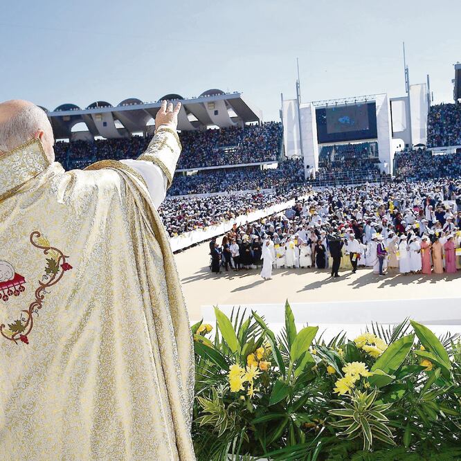 El papa Francisco ofició ayer una misa multitudinaria en la ciudad deportiva Zayed, en Abu Dabi. EFE