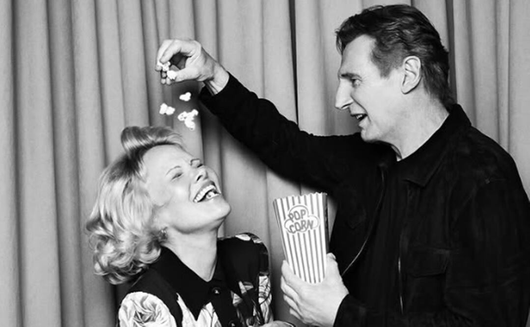 Pamela Anderson y Liam Neeson, protagonistas de "The Naked Gun" posan en foto divertida tras darse a conocer que hay un romance entre ellos.