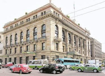 Banxico pide medidas fiscales para apoyar a familias y negocios afectados por Covid-19