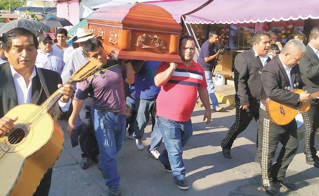 El mariachi tocaba Hermoso cariño, mientras los familiares de Patricia cargaban su féretro rumbo al panteón central de la ciudad de Villahermosa. Ahí sus hijos la despedían y le prometieron que no descansarán hasta que haya justicia. LUMA LÓPEZ. EL UNIVER