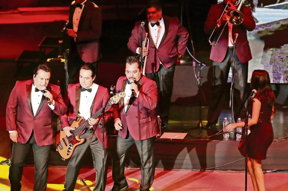 Los músicos deleitaron con temas como “20 rosas” y “Mi niña mujer" (BERENICE FREGOSO. EL UNIVERSAL)