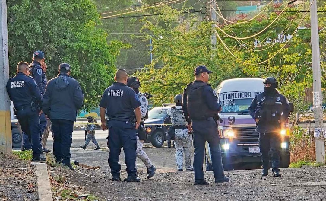 Policías y elementos de seguridad resguardan la unidad de transporte público de la Ruta 9 en la que fue atacada una persona, derivado de una extorsión. Foto: Especial