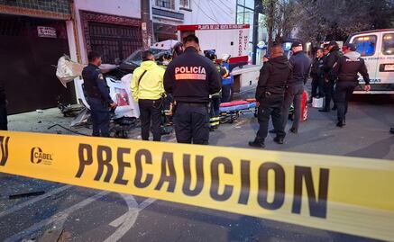 Conductor de grúa fallece al chocar contra poste y casa en colonia Del Valle; conducía a exceso de velocidad