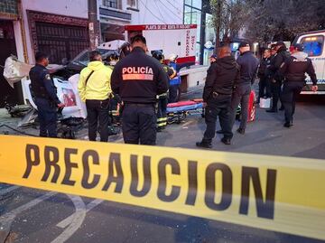 Conductor de grúa fallece al chocar contra poste y casa en colonia Del Valle; conducía a exceso de velocidad