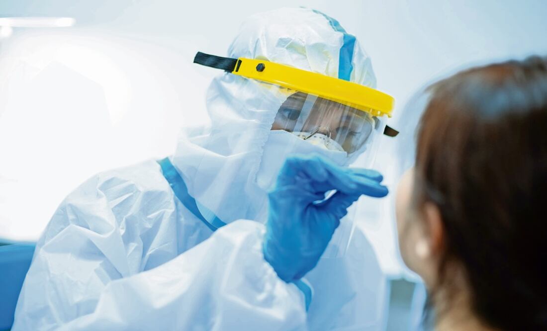 Medical worker taking a swab for corona virus sample from potentially infected woman - Photo: File photo/EL UNIVERSAL