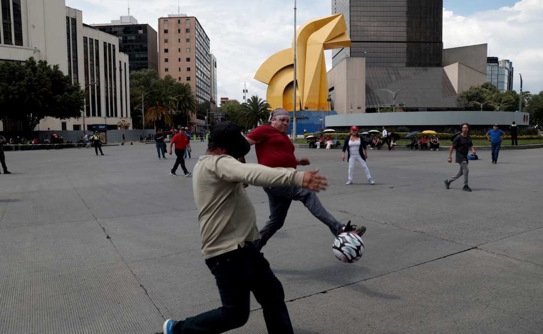 Maestros de la CNTE realizan una cascarita en el cierre de Bucareli y Reforma el lunes 8 de junio de 2026. Foto: Juan Boites/ EL UNIVERSAL