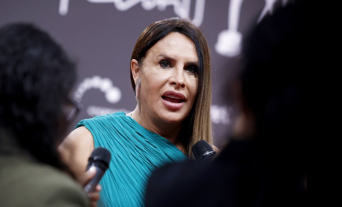 Karla Sofía Gascón entregó dos galardones en los Premios Platino.
Foto: EFE / Daniel Hernández