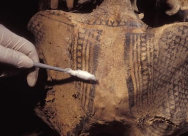 Hallan una momia de 3 mil años de antigüedad con tatuajes