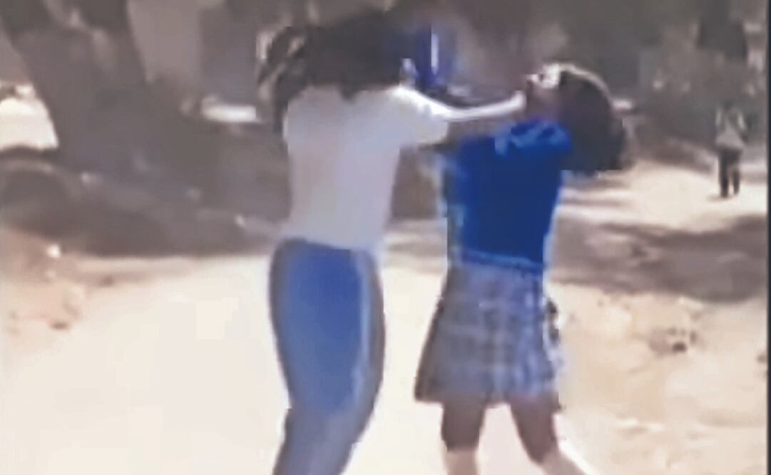 Azahara y Norma pelearon afuera de la secundaria Los Jaguares. Archivo El Universal