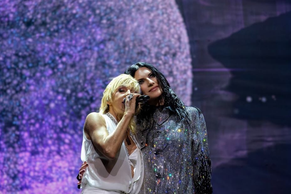 Ana Torroja y Laura Pausini en el concierto que la cantante italina ofreció en la Arena CDMX.
Foto: Zignia Live, cortesía