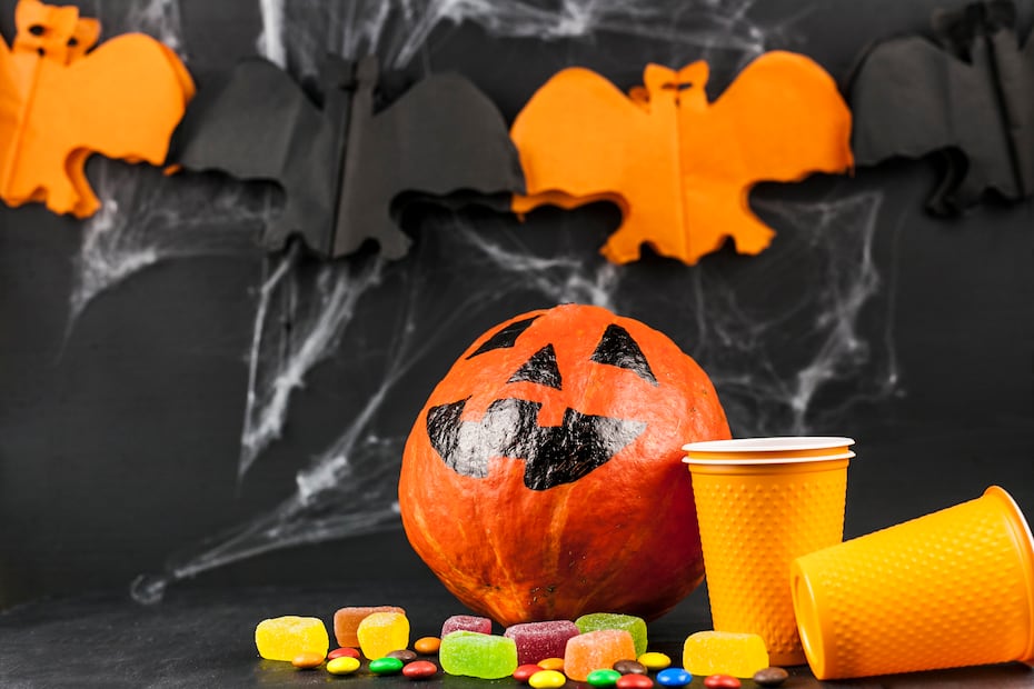 Tiendas en línea ya venden decoración, dulces disfraces y pan de muerto para preparar Halloween y Día de Muertos. Foto: Magnific