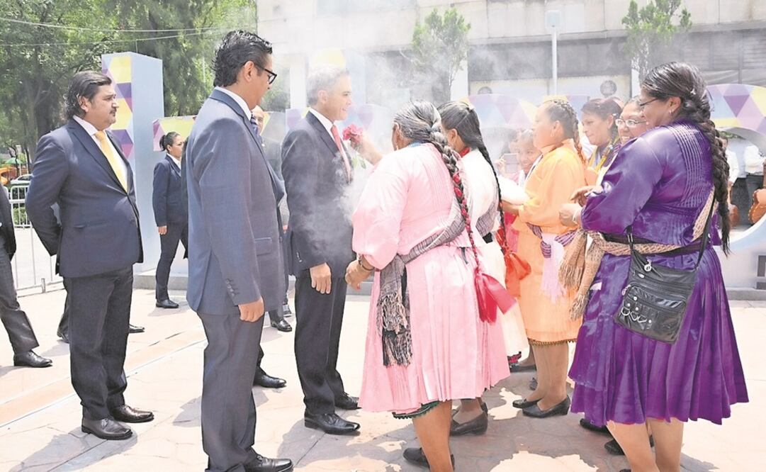 Un grupo de mujeres mazahuas realizó una limpia al mandatario. (CUARTOSCURO)
