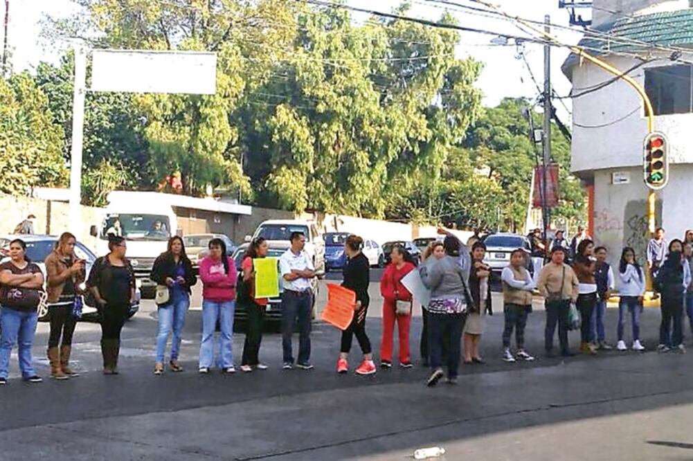 El bloqueo se realizó sobre la avenida López Mateos y San Mateo, desde las 8:30 de la mañana y duró más de tres horas (REBECA JIMÉNEZ. EL UNIVERSAL)