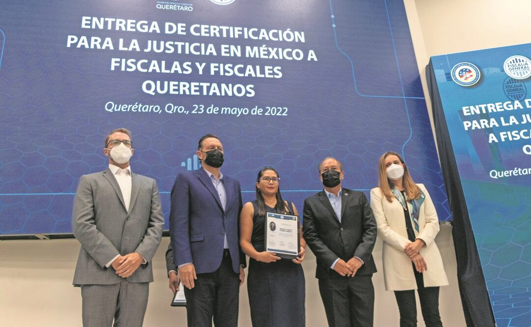 El gobernador Mauricio Kuri (segundo de izq. a der.) explica que se utilizará la vía electrónica y el desarrollo tecnológico en la justicia. Foto: ESPECIAL