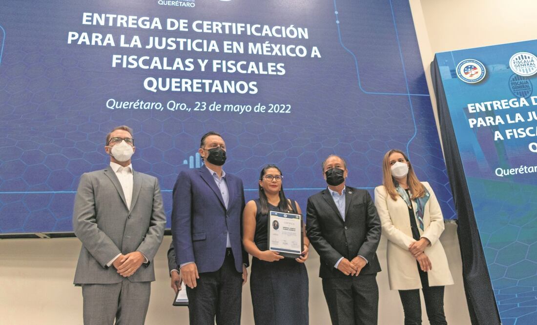 El gobernador Mauricio Kuri (segundo de izq. a der.) explica que se utilizará la vía electrónica y el desarrollo tecnológico en la justicia. Foto: ESPECIAL