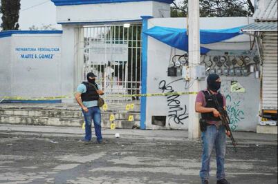 Comando rafaguea a estudiantes en preparatoria, deja cinco lesionados