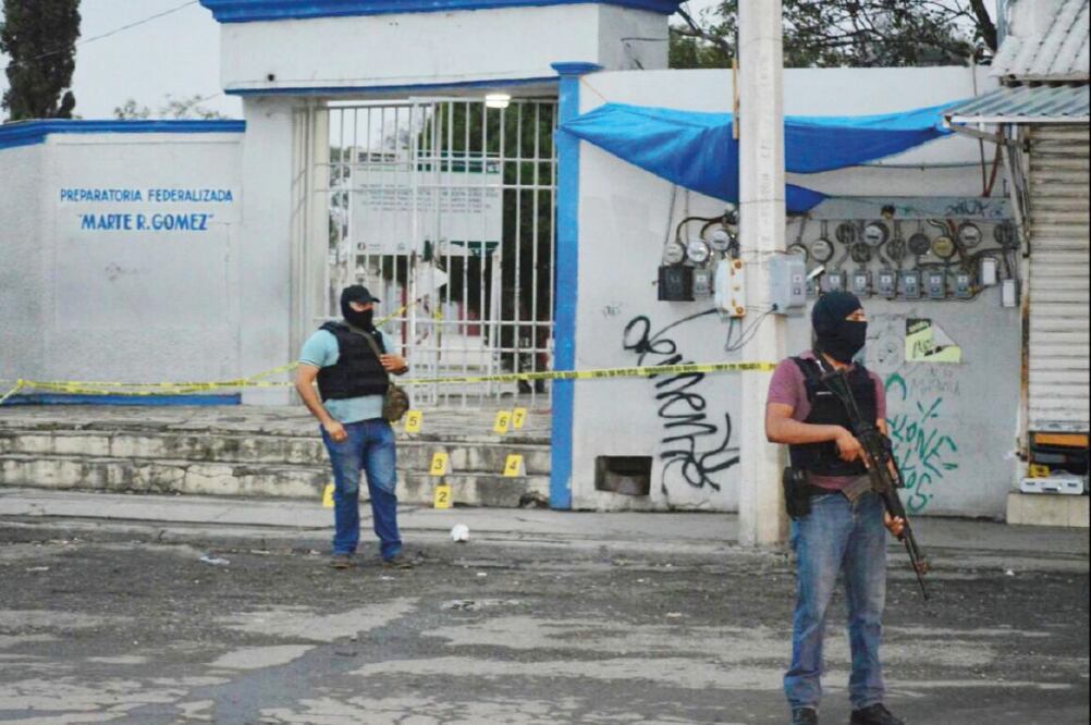 Elementos policiales acudieron al plantel de la Preparatoria Federalizada Marte R. Gómez después de que ocurrió la balacera. (FOTO: ESPECIAL)