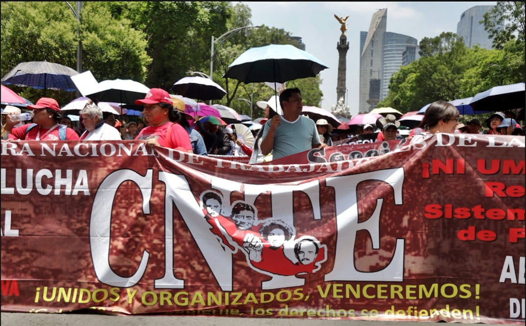 Maestros de la CNTE marchan del Ángel de la Independencia al Zócalo de la Ciudad de México. Foto: Carlos Mejía/EL UNIVERSAL