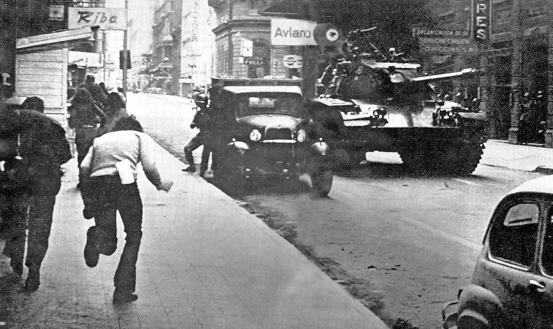 (ARCHIVO) Un tanque circula por una calle de Santiago de Chile en medio de disparos de los soldados al Palacio de La Moneda en Santiago de Chile, durante el golpe de estado el 11 de septiembre de 1973 contra el presidente constitucional Salvador Allende.
AFP PHOTO/ARCHIVO PRENSA LATINA