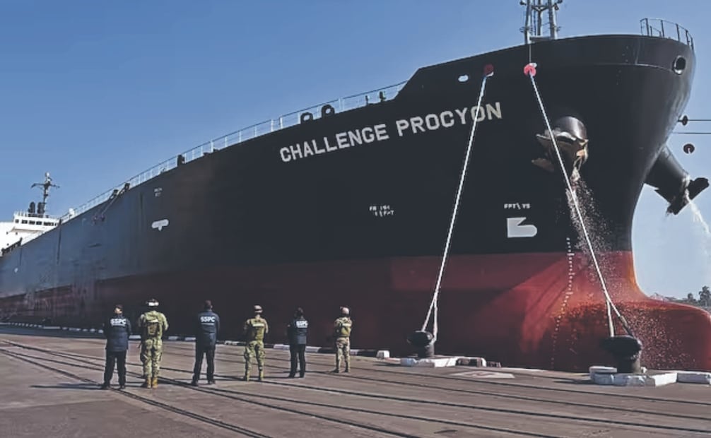 En Tampico, los verificadores presentaban frascos con diferentes sustancias para simular que los buques cargados con huachicol fiscal transportaban aceites o aditivos. Foto Especial