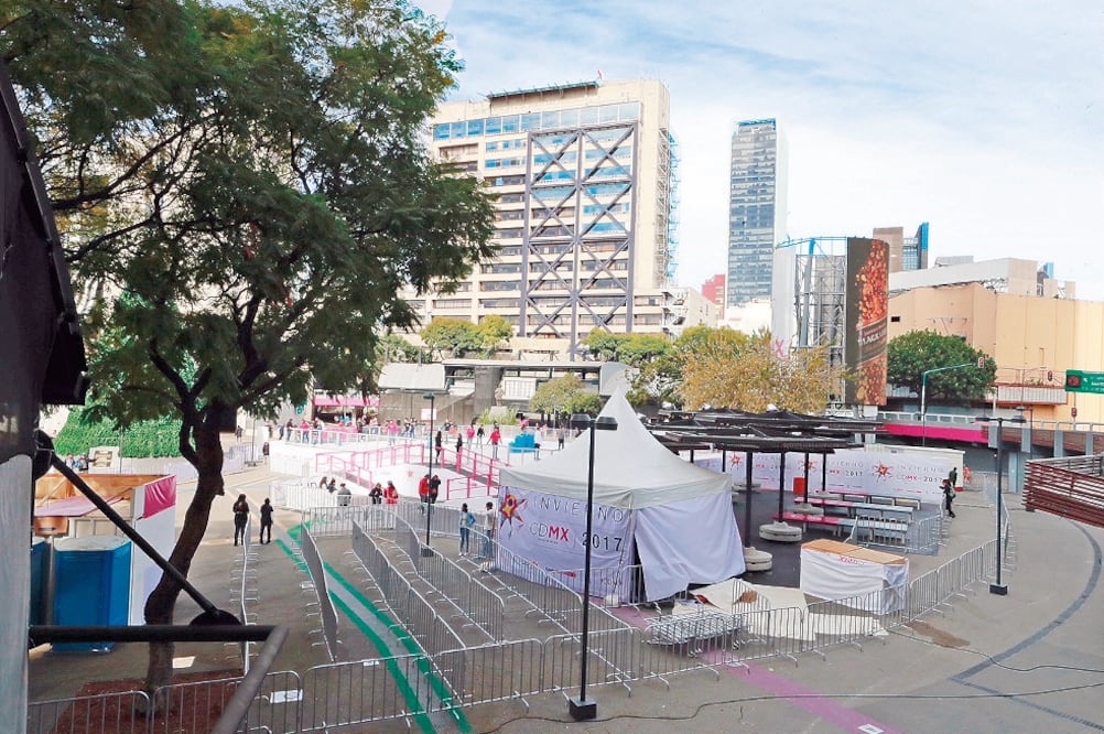 El viernes 15 de diciembre inició operaciones la pista de hielo montada en la Glorieta de Insurgentes a partir de las 09:30 horas hasta las 22:00. A pesar de ser su inauguración, hubo poca afluencia de personas. (IRVIN OLIVARES. EL UNIVERSAL)