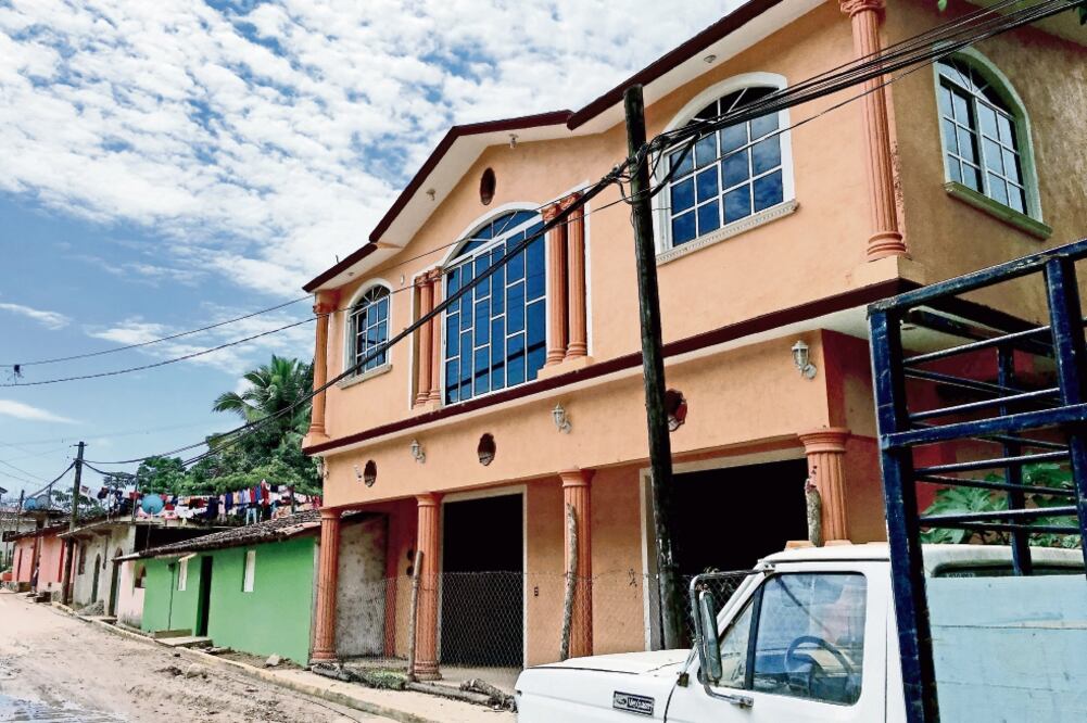 El comisariado de Cuanacaxtitlán, en el municipio de San Luis Acatlán, calcula que 30% de sus pobladores, unos mil habitantes, están en Estados Unidos, desde donde envían dinero a sus familiares para construir viviendas o abrir negocios (DAVID ESPINO)