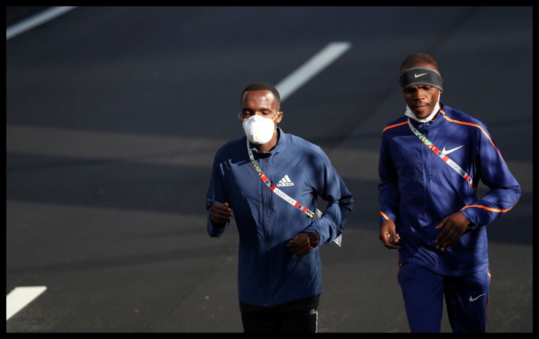 Algunos corredores usaron tapabocas en el Maratón de Tokio (AFP)