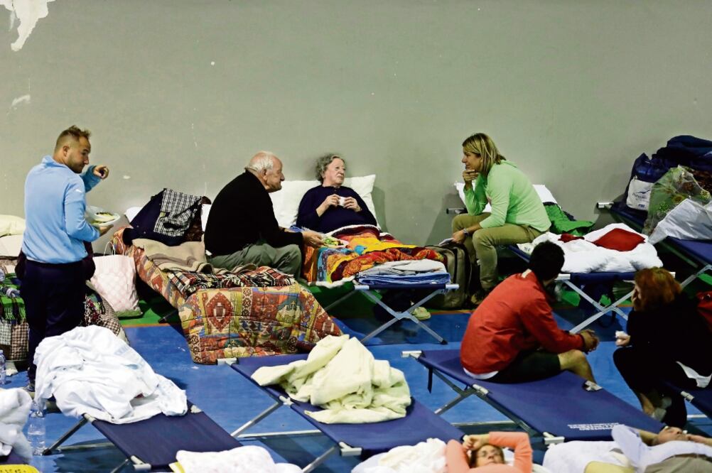 Cifras de Protección civil indican que más de mil 200 personas que perdieron sus casas por el terremoto registrado el miércoles en el centro de Italia, se encuentran en campamentos o gimnasios acondicionados para recibirlos (ANDREW MEDICHINI. AP)