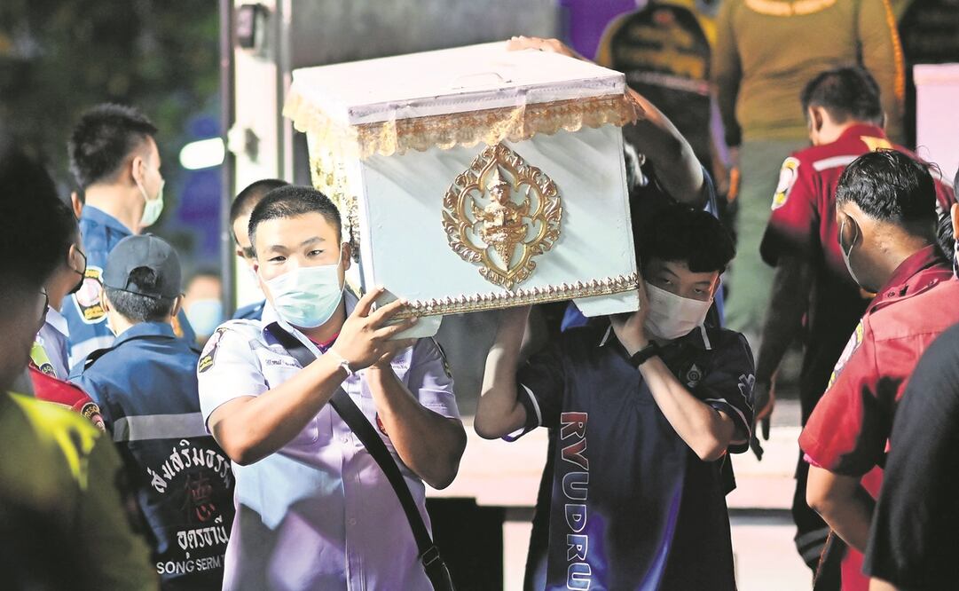Rescatistas transportan el féretro de una de las víctimas de la masacre en Tailandia.