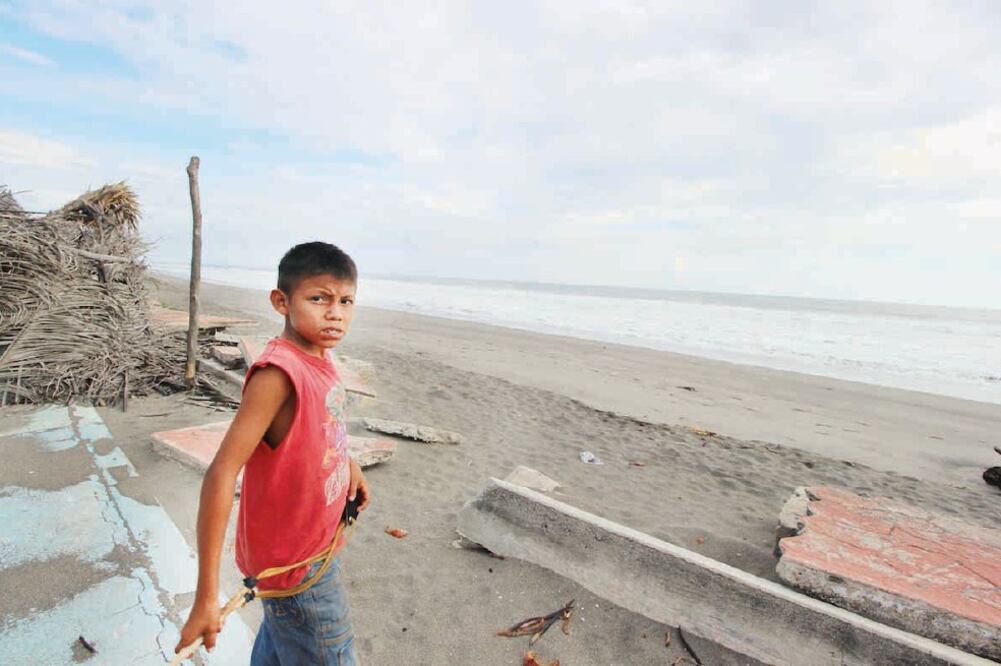 Habitantes de la isla Playa Azul, en Pijijiapan, resistieron el temblor (FREDY MARTÍN. EL UNIVERSAL)