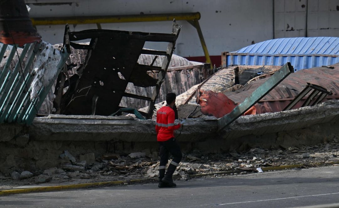 Un hombre camina junto a los escombros que dejó el ataque de Estados Unidos en La Guaira, Venezuela, para capturar a Nicolás Maduro Foto: Juan BARRETO / AFP