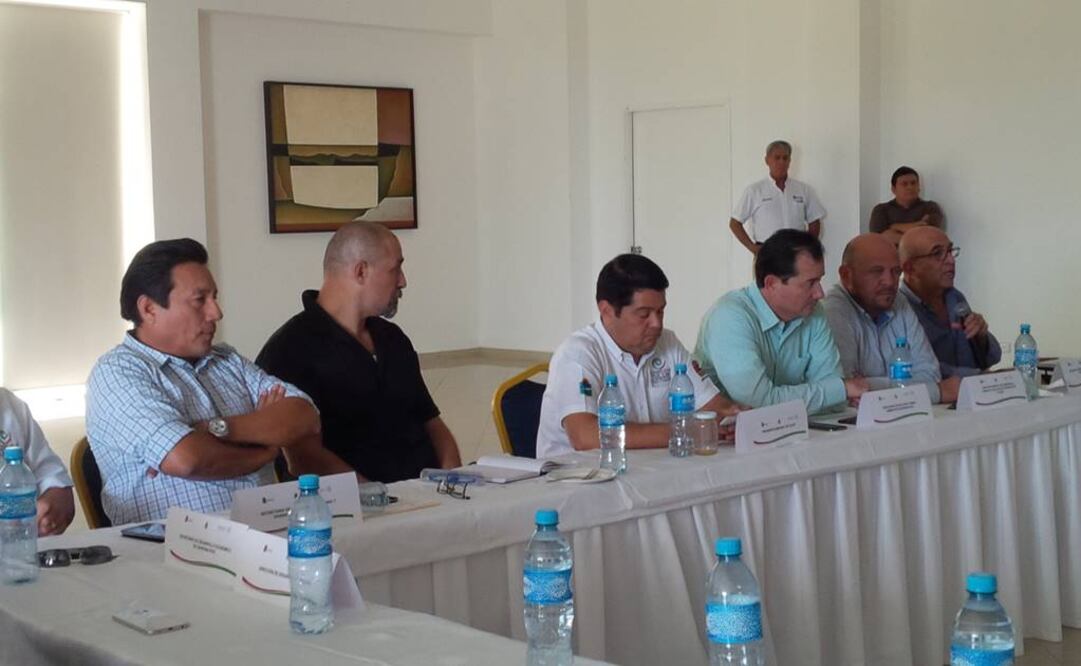 Al micrófono, el director de la DGPAIRS de la Semarnat, César Chavez. Foto: Adriana Varillas EL UNIVERSAL