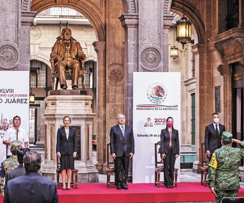 En el aniversario luctuoso de Benito Juárez estuvieron junto al presidente Andrés Manuel López Obrador, su esposa Beatriz Gutiérrez, la jefa de Gobierno, Claudia Sheinbaum, y el gobernador de Oaxaca, Alejandro Murat. Foto: GERMÁN ESPINOSA. EL UNIVERSAL
