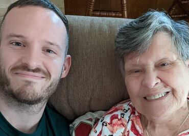 Abuelita enternece al internet por este gesto con su nieto