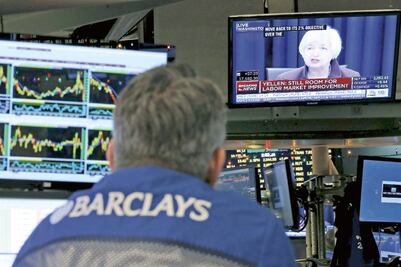 Bolsas reciben impulso por ajuste de la Fed