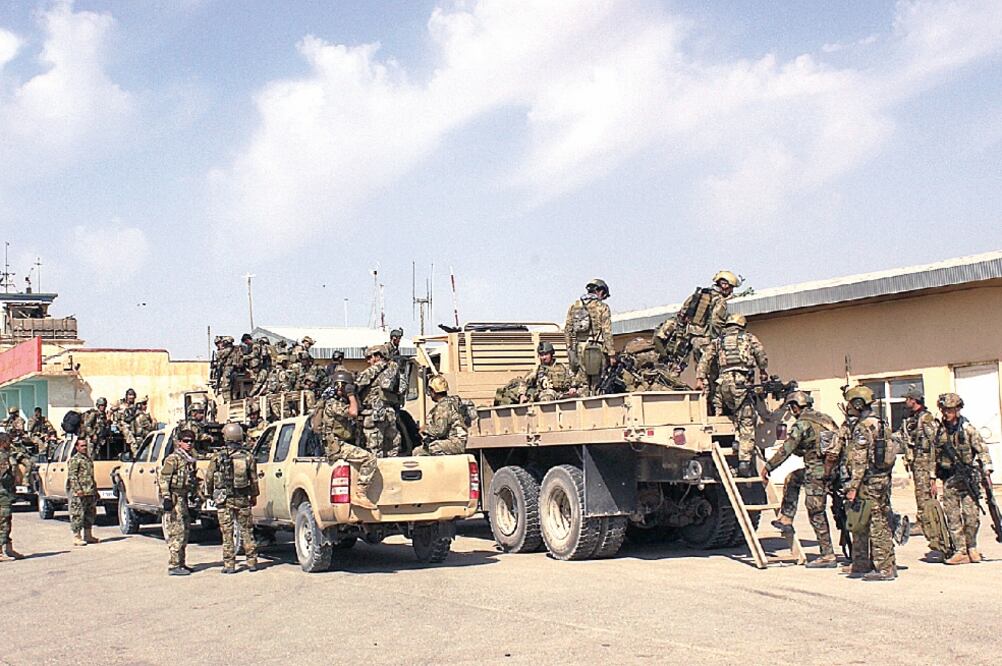 Miembros de las fuerzas especiales afganas, se preparaban ayer para lanzar una operación para retomar la ciudad de Kunduz de manos del talibán (NAJIM RAHIM. XINHUA)