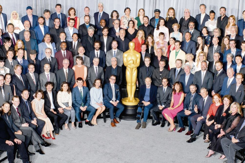 Alfonso Cuarón, Eugenio Caballero, Marina de Tavira y Yalitza Aparicio formaron parte de la foto oficial del tradicional almuerzo que organiza la Academia previo a la ceremonia. (FOTOS: TODD WAWRYCHUK / ©A.M.P.A.S. Y AFP)