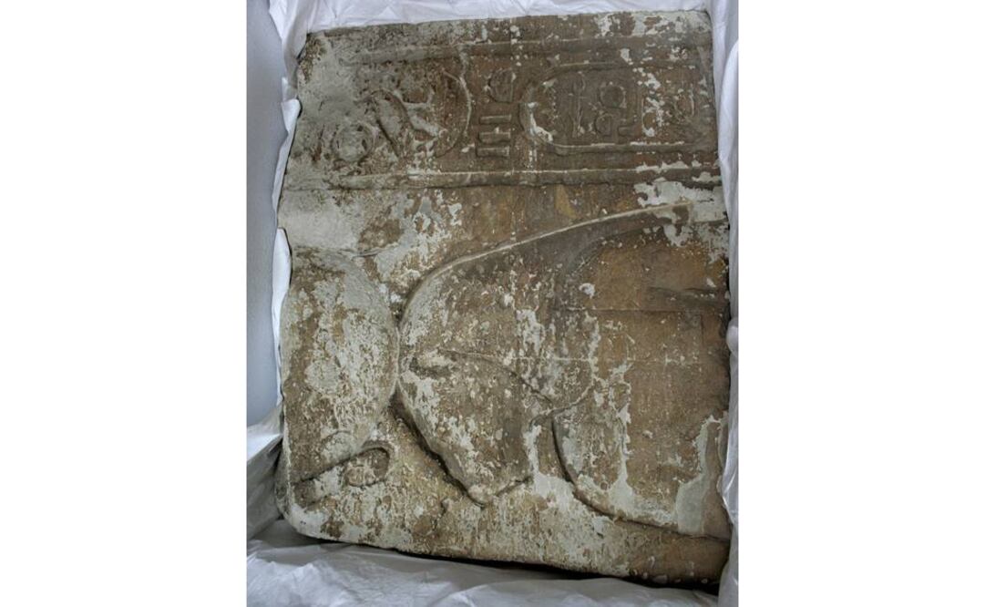 Fotografía facilitada por el Ministerio de Antigüedades egipcio de un relieve recuperado que fue robado de un templo perteneciente a la época del rey Nectanebo II. FOTO: EFE.