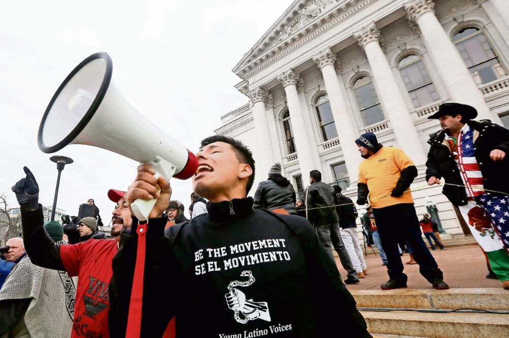 El estudiante Alex Hernandez corea consignas, durante una protesta de miles de activistas promigrantes frente al Capitolio de Wisconsin, en Madison (JOHN HART. AP)
