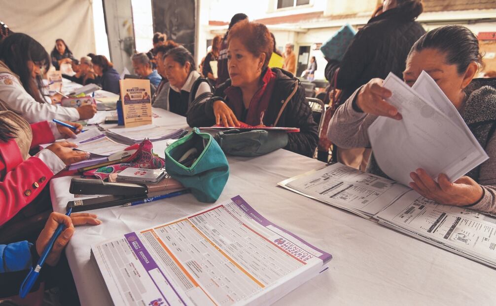 Acude al módulo de registro para recibir la pensión para adultos mayores. Foto: Cuartoscuro
