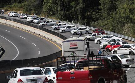 Taxistas bloquean autopista Tenango-Ixtapan de la Sal por implementación de operativos