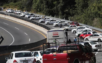Taxistas bloquean autopista Tenango-Ixtapan de la Sal por implementación de operativos