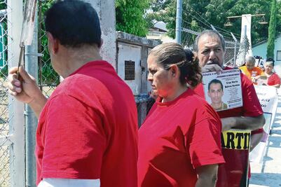 Familiares buscan en Semefo y Cereso de Guerrero a desaparecidos